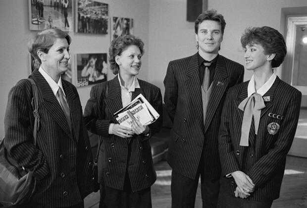 3 февраля 1988 г. Советские спортсмены (слева направо) тренер Алла Капранова, Кира Иванова, Сергей Пономаренко и Марина Климова на встрече перед отлетом на XV зимние Олимпийские игры в Калгари. 