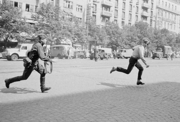 Пражская весна 1968 года: советский солдат преследует парня, бросавшего камни в танк. 1968 год  знаменитости, история, фото