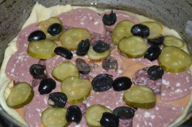 пицца с колбасой и солеными огурцами