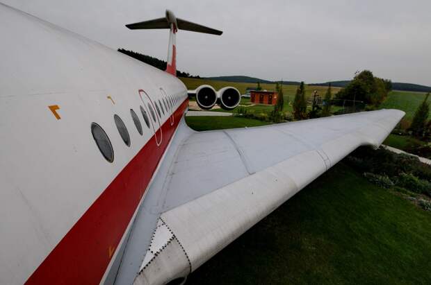 Вид на крыло и хвостовое оперение Ил-62 в музее Лилиенталя в Штольне. Первый в мире аэродром