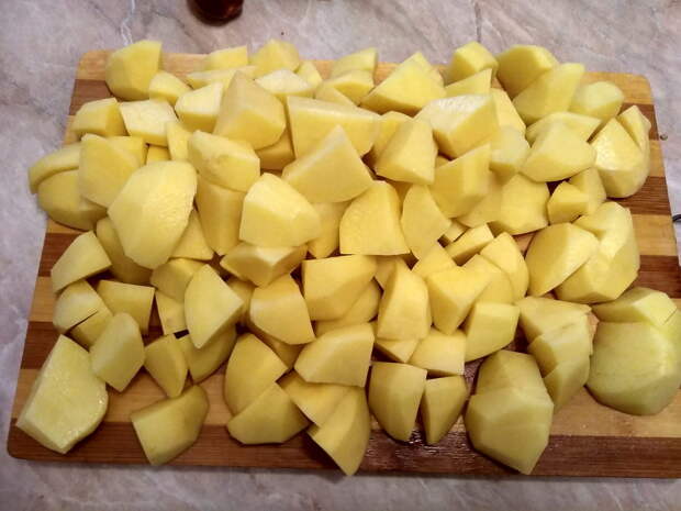 Нарезать крупными кубиками картофель