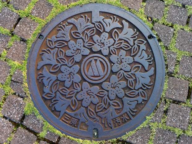 Необычные крышки люков на дорогах в Японии
