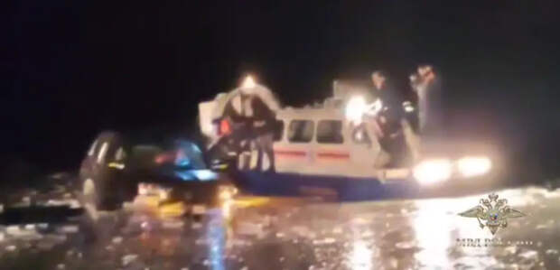 На Байкале спасли пассажиров провалившегося под лёд внедорожника