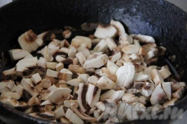 На сковороде обжариваем порезанные лук и грибы.