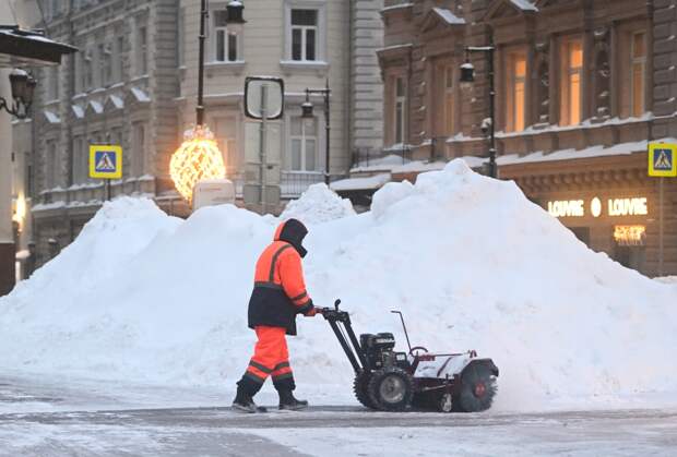 Рекордные сугробы выросли в Москве