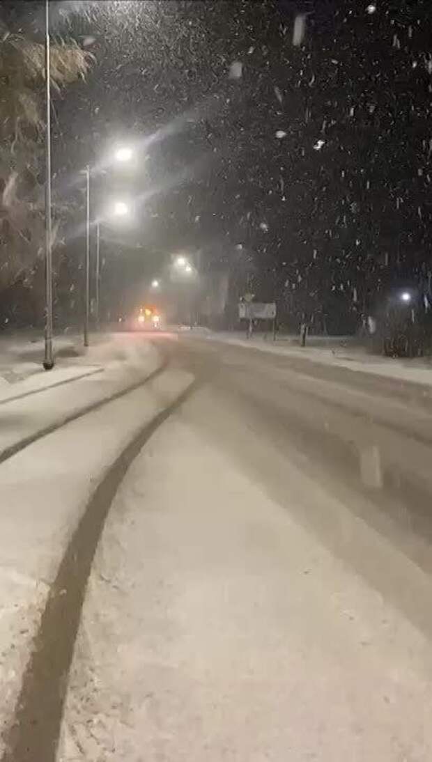 Дороги Крыма обрабатывают от снега и льда