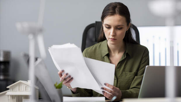 Проверка документов / Фото: freepik