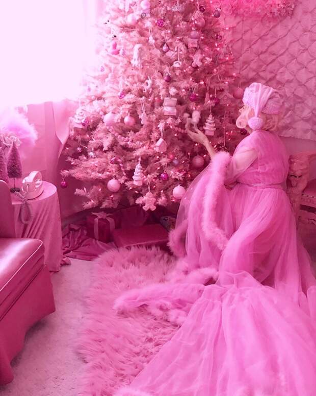 Одержимая розовым женщина вышла замуж за любимый цвет