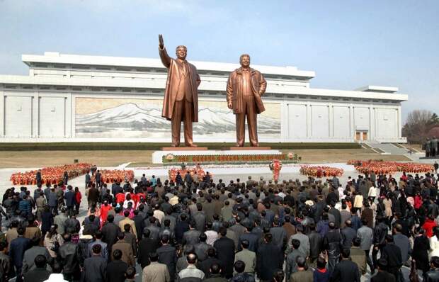Пхеньян. Во время возложения цветов к памятникам Ким Ир Сену и Ким Чен Иру в рамках государственного праздника "Дня Солнца"