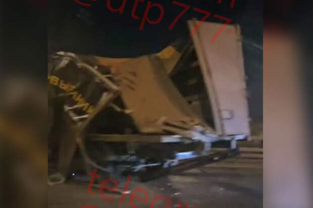 На МКАД на видео сняли последствия серьезной аварии с фурой