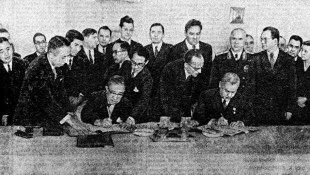 Николай Булганин и Итиро Хатояма во время подписания совместной Декларации СССР и Японии. Кремль, 19 октября 1956 Николай Булганин и Итиро Хатояма во время подписания совместной Декларации СССР и Японии. Кремль, 19 октября 1956