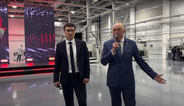 С микрофоном — генеральный директор ICL, директор производственного кластера Евгений Cтепанов. Слева — директор завода Игорь Веденеев.
