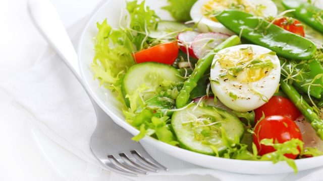 продукты для похудения салат из зелени и яиц