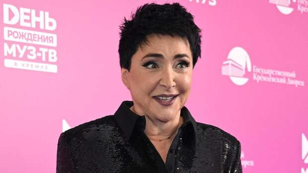 Лолита появилась на публике в серьгах из икон бывшей свекрови