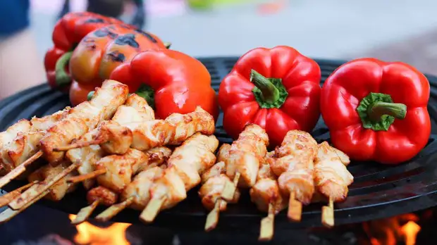 Мясо, зелень и лучок: что приготовить на пикнике