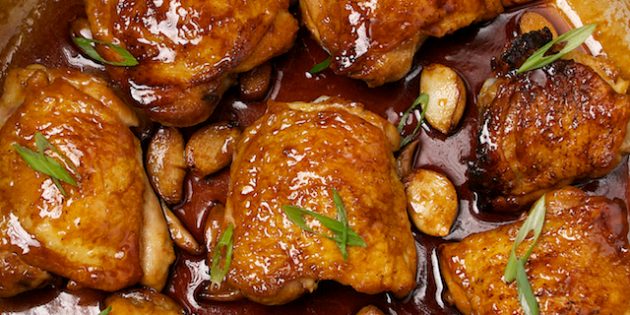 Курица, тушенная с соевым соусом, чесноком и имбирём Курица, тушенная с соевым соусом, чесноком и имбирём