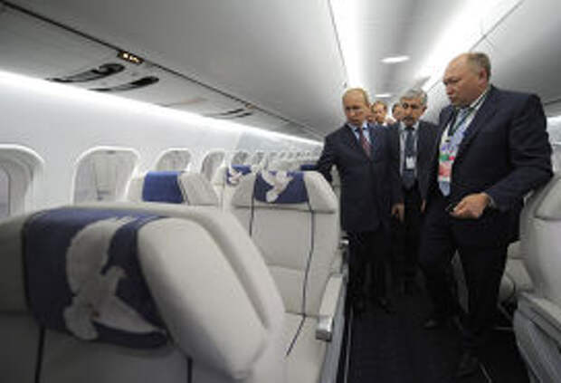 Осмотр Владимиром Путиным павильонов авиасалона МАКС-2011