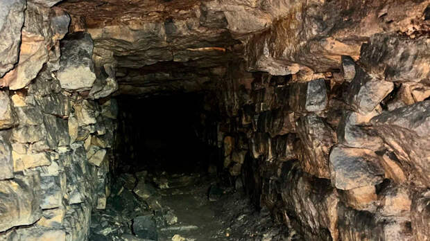 Туриста нашли живым после восьми часов блужданий в Девяткинских каменоломнях