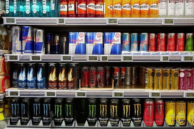 В России хотят полностью запретить продажу энергетиков детям