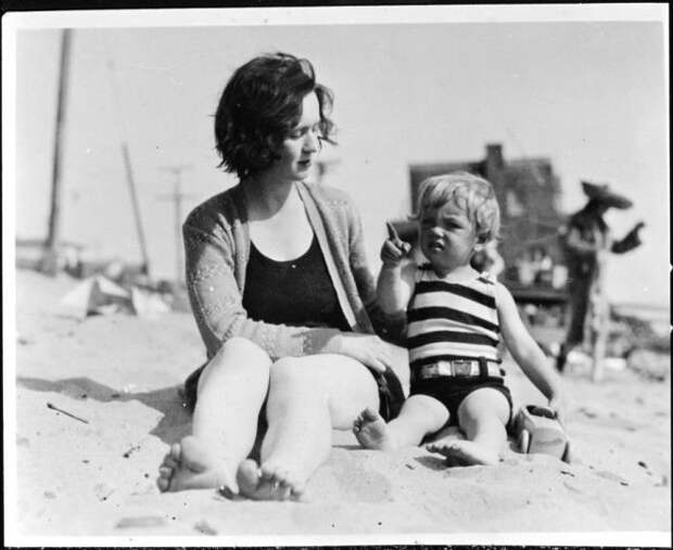 Маленькая Норма Джин Мортенсон с матерью, Глэдис Бейкер. Мерилин Монро, норма джин, ретро, фото