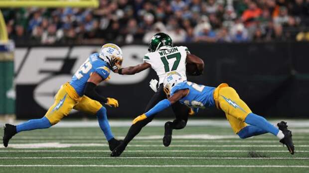 garrett wilson making a catch against the chargers