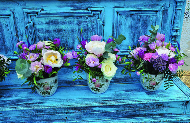 Цветочные вазы и горшки, украшенные декупажем, добавят саду индивидуальности и шарма.