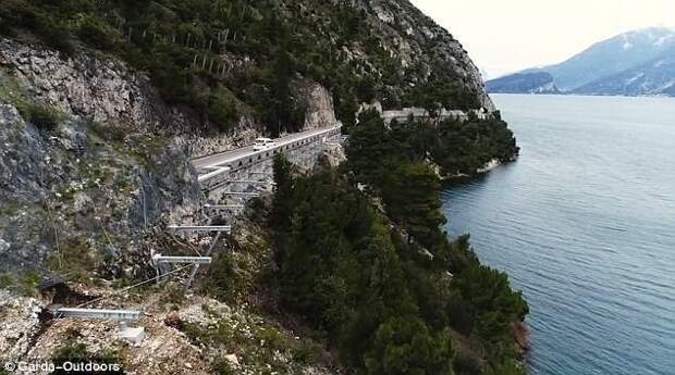 Это излюбленное место отдыха велосипедистов. И теперь они в нетерпении ждут окончания строительства новой дороги, сделанной специально для них. Ее уже называют самым красивым велосипедным маршрутом Европы Гарда, велосипед trek, велосипедисты, велосипедная дорожка, велосипедная прогулка, велосипедная трасса, италия, озеро Гарда Италия
