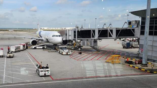 Пассажиров самолета эвакуировали в аэропорту Кувейта после сообщения о бомбе