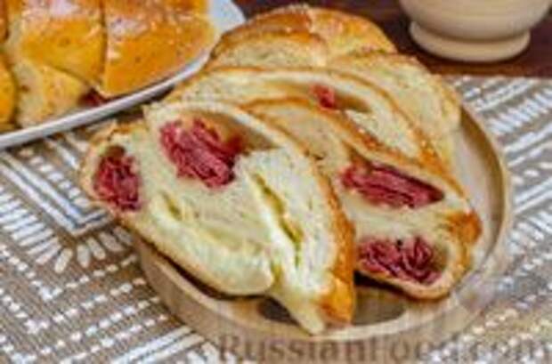 Фото к рецепту: Дрожжевой хлеб-плетёнка с колбасой и сыром