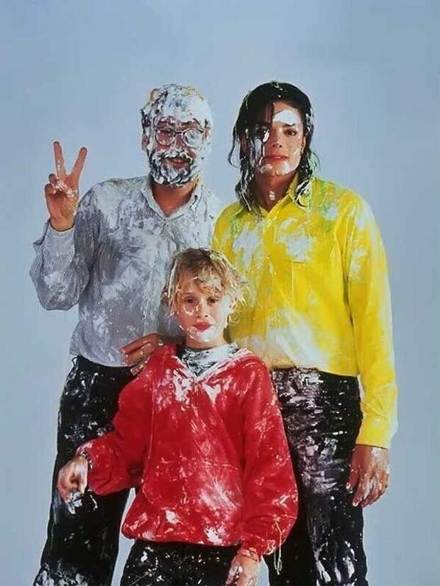 инорежиссёр Джон Лэндис, певец Майкл Джексон и актер Маколей Калкин на съёмках клипа — Black or White, 1991 г.