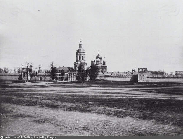 Вид на Донской монастырь со стороны современной улицы Стасовой, 1880-1893. С сайта www.pastvu.com.