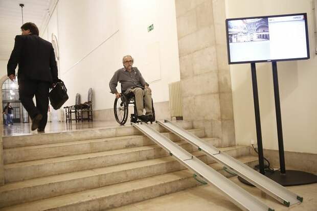 13. "Португальскому парламенту поручили поставить пандусы, потому что один из служащих - инвалид-колясочник. Вот результат" и так сойдет, инвалиды, ляпы, пандус, подборка, строители, фейлы, фото