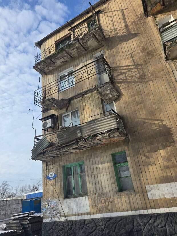 на ул. Ленина, 117 в Макеевке упал балкон