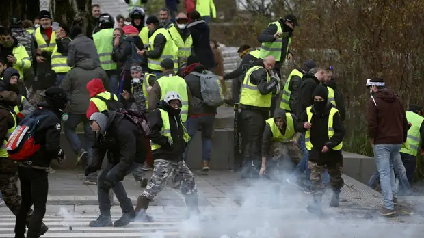 Около 40 протестующих попытались штурмом взять летнюю резиденцию Макрона
