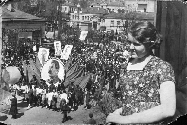 14. Девушка наблюдает за демонстрацией из дома, 1930 год 1 мая, СССР, демонстрация, интересно, исторические фото