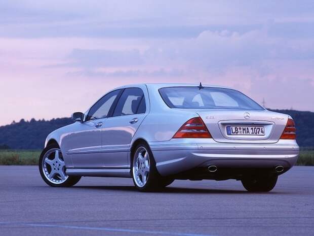 Когда Mercedes-Benz представил в 1998 году S-Class W220, мир был одержим идеей более эффективных автомобилей. Штутгарт решил коснуться земли своим вариантом S 600. Топовая версия S-класса имела гигантский атмосферный двигатель V12, но сильно отличался от своего предшественника S 600 W140. К сожалению, прослужила эта версия недолго, в основном из-за большого расхода топлива, который, как выяснилось, не пользовался большой популярностью в то время.