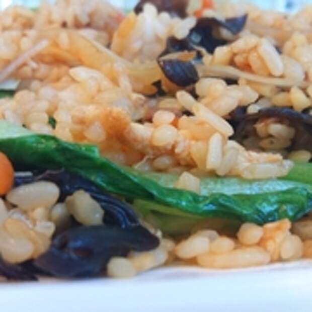 Жареный рис с говядиной и овощами по-китайски