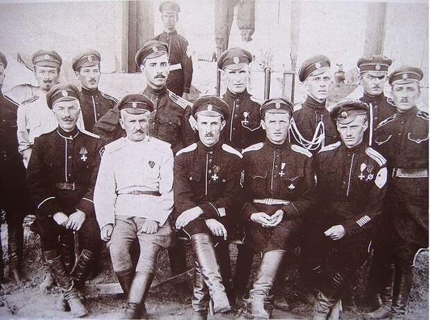 Офицеры-корниловцы в 1921 году. Левитов сидит крайний справа