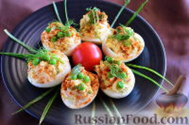 Фото к рецепту: Яйца, фаршированные кальмаром