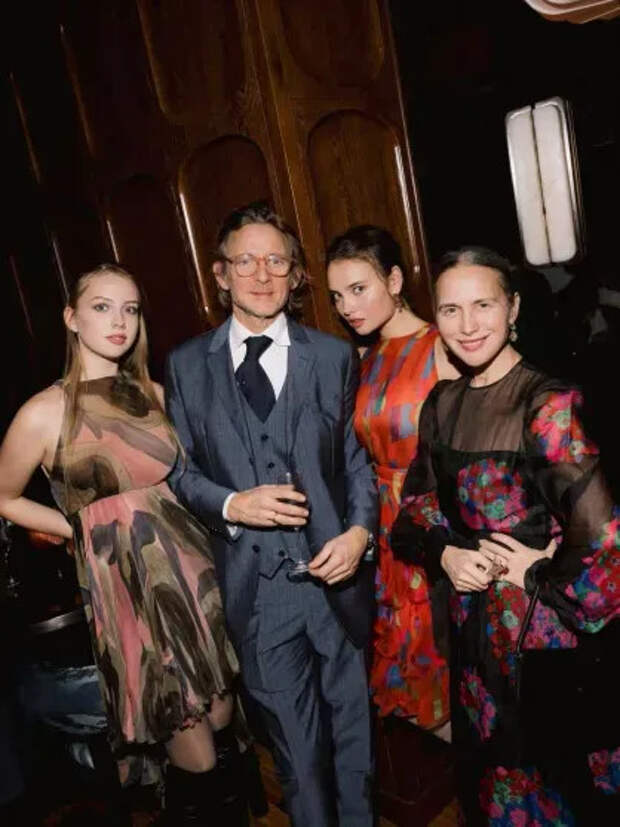 Ольга и Чарльз Томпсон с дочерьми