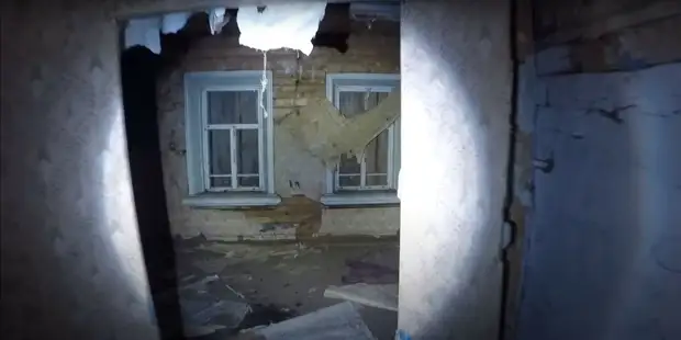 Заночевал в заброшке мертвой деревни и горько об этом пожалел, седины прибавилось Заночевал в заброшке мертвой деревни и горько об этом пожалел, седины прибавилось чтобы, казалось, мысли, ничего, сейчас, голову, человек, этому, решил, отправился, деревня, полностью, спать, хотелось, каждый, только, ктото, Иногда, уснуть, можно