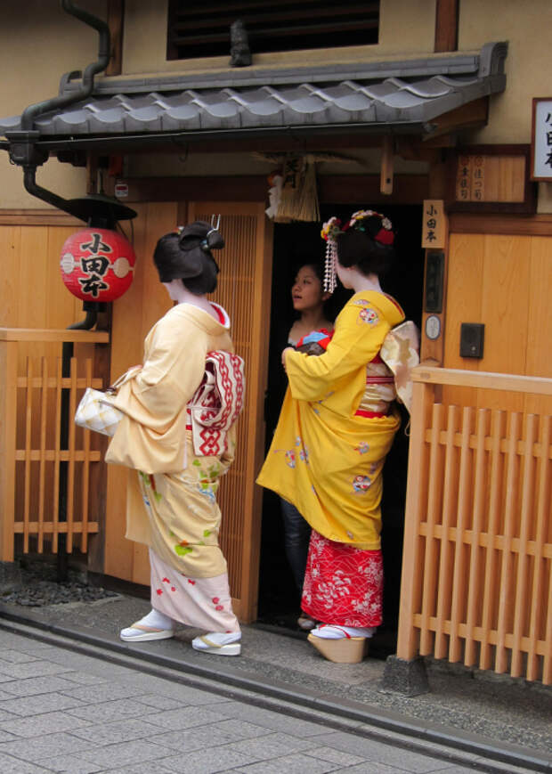 Гейша, майко и сикоми (младшая майко или служанка) у входа в окия Одамото, Киото