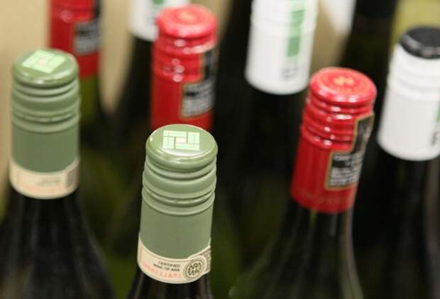 Винтовая пробка - не признак дешевого вина, наоборот, с ней напиток дольше хранится / Фото: tema.ru