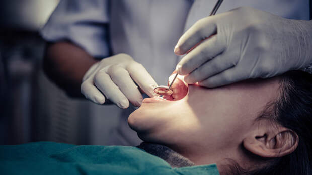 Врач Балакириева посоветовала посетить стоматолога при признаках кариеса