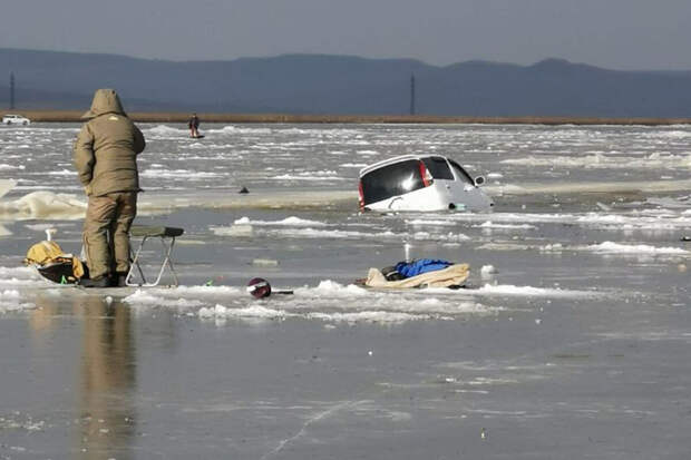 В Приморье на видео попало, как машина ушла под воду во время рыбалки