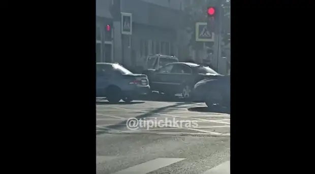 В Краснодаре автомобиль МЧС столкнулся с легковушкой и влетел в витрину магазина