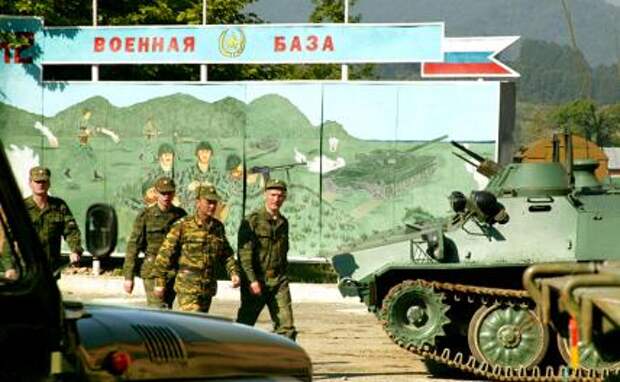 На фото: на территории российской 12-й военной базы. До 10 сентября Россия обязуется вывести 40 танков с военных баз, расположенных на территории Грузии, 2005 год