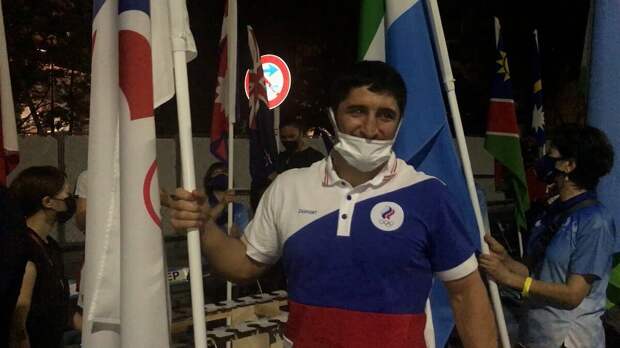 Боец Садулаев-знаменоносец сборной России на закрытии Олимпиады в Токио.