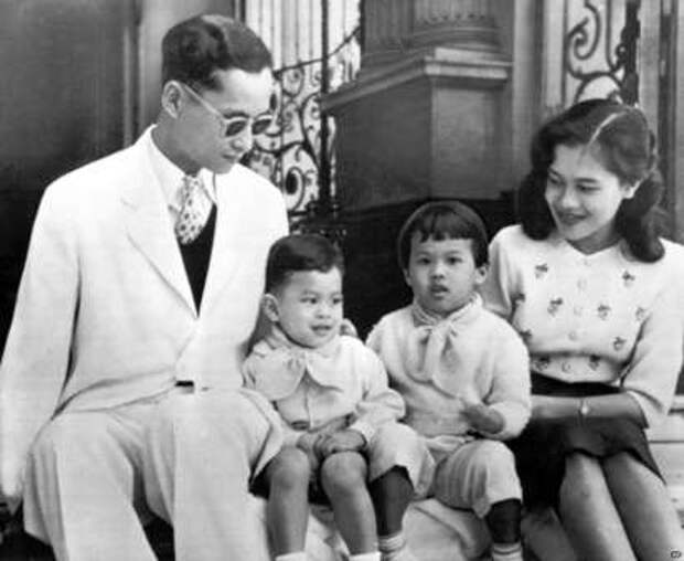 Молодая королевская семья на ступенях Дворца Читралада в Бангкоке в 1955 году