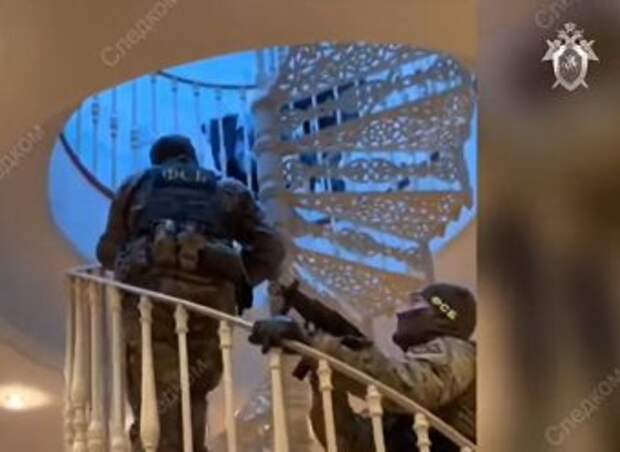 В Сети появилось видео обысков в роскошном особняке Арашуковых В Сети появилось видео обысков в роскошном особняке Арашуковых